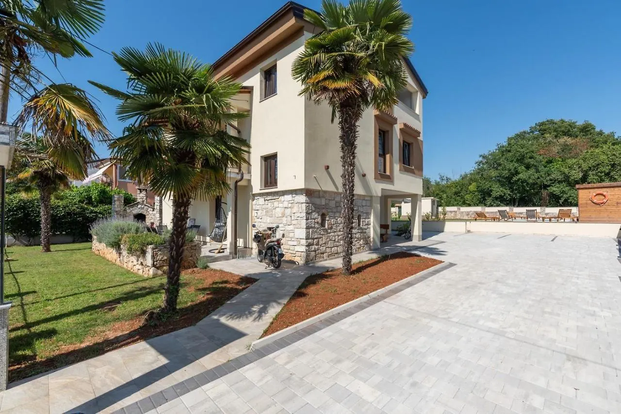App Sandro With Common Pool Porec Guest house